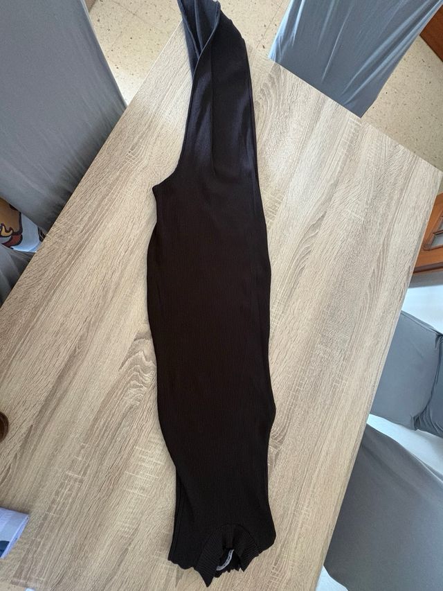 Vestido negro cuello alto sin mangas