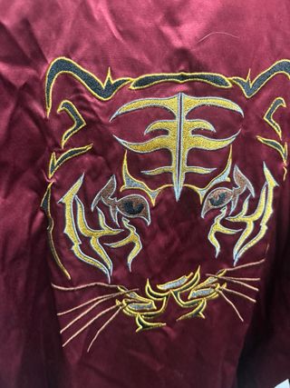 Chaqueta bomber con bordado de tigre