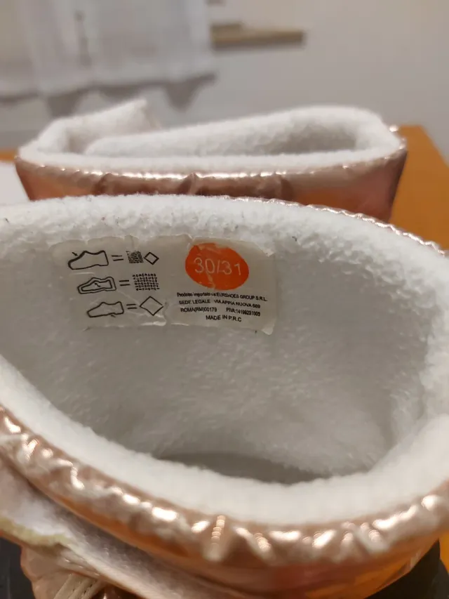 Scarponcini da neve bambina oro e neri.