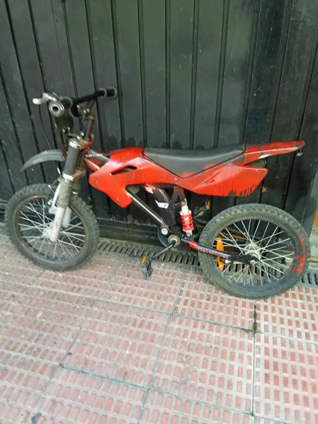 Bicicleta tipo moto infantil roja