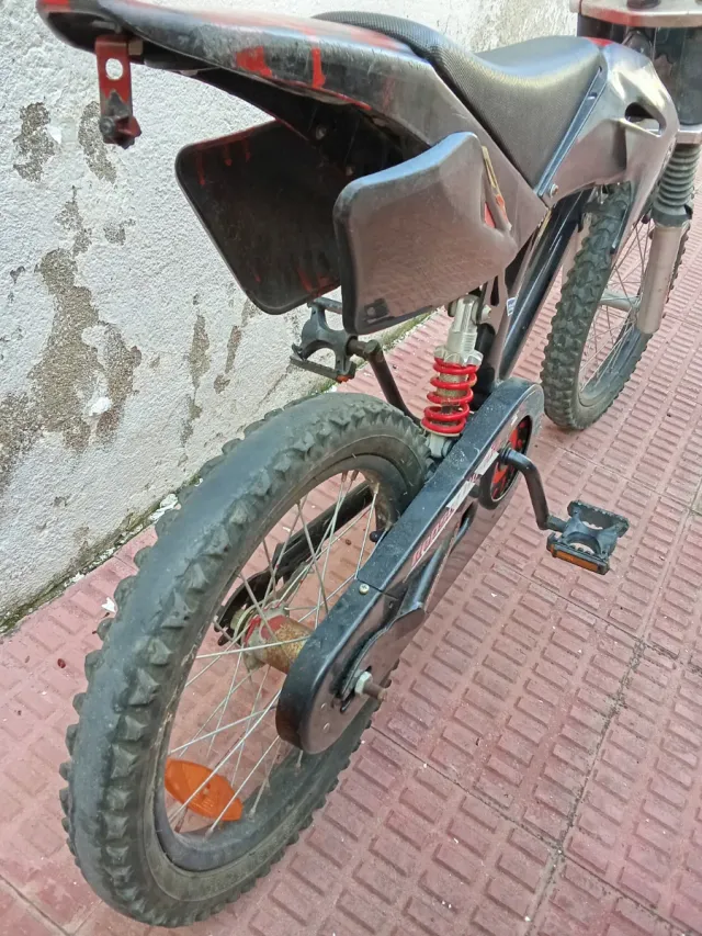 Bicicleta tipo moto infantil roja