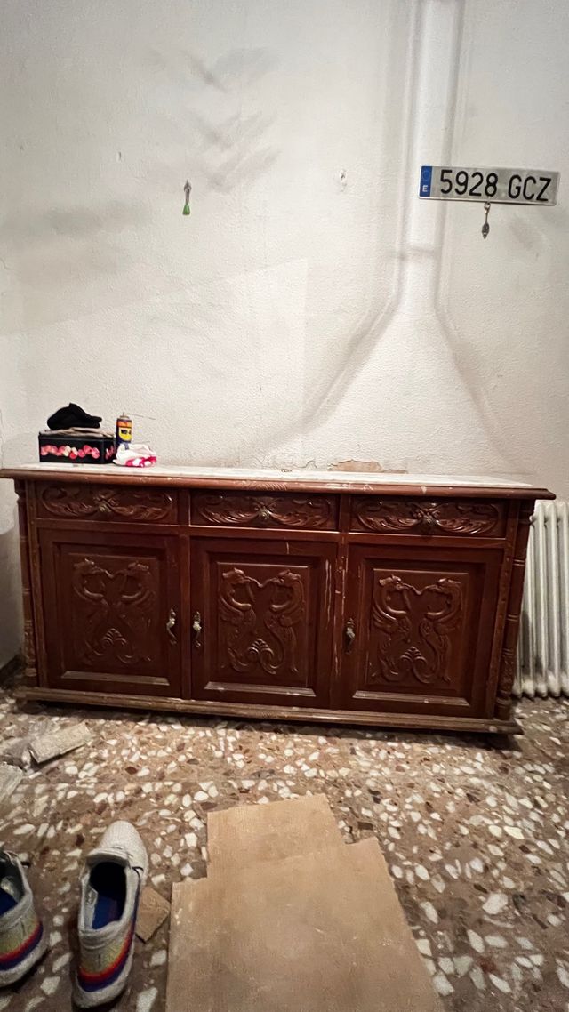 Aparador antiguo de madera y mármol