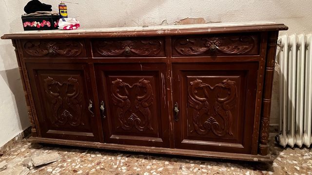 Aparador antiguo de madera y mármol