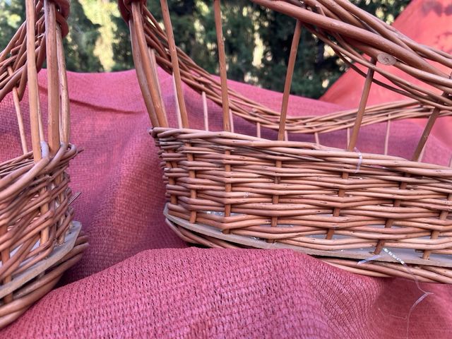 Dos cestas de mimbre
