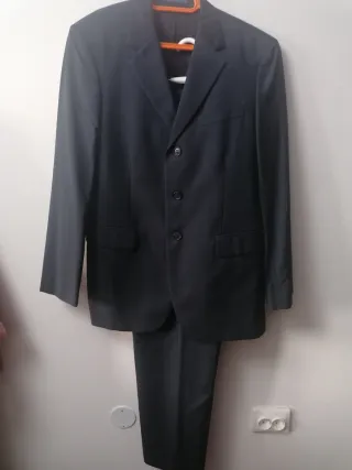 Traje azul marino elegante.
