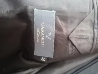 Traje azul marino elegante.