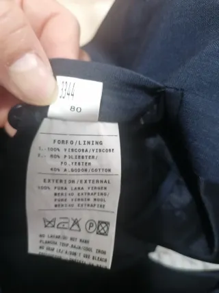 Traje azul marino elegante.