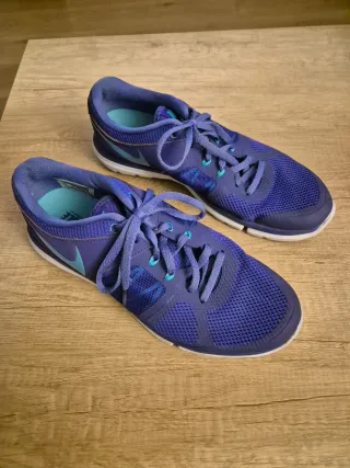 Zapatillas deportivas Nike azules y turquesa