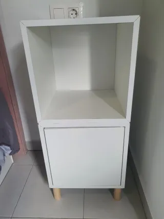 Mesita de noche blanca