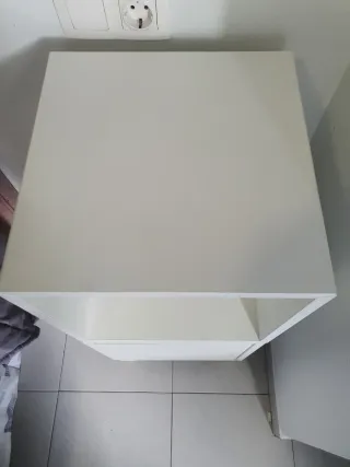 Mesita de noche blanca