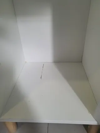 Mesita de noche blanca