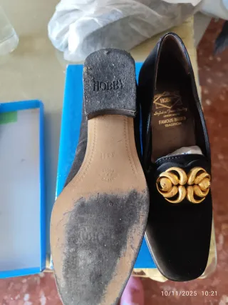 Zapatos negros con detalle dorado T35