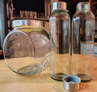 Barattolo e bottiglie in vetro e plastica