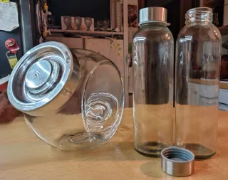 Barattolo e bottiglie in vetro e plastica