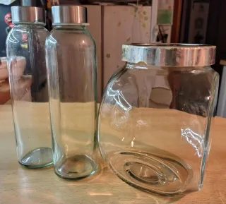 Barattolo e bottiglie in vetro e plastica