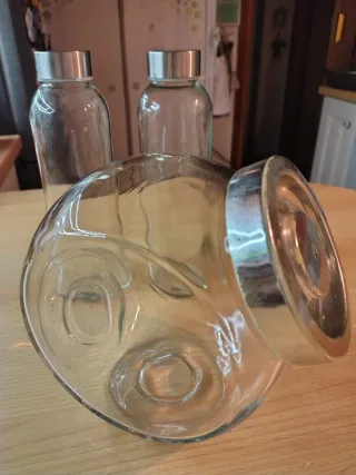 Barattolo e bottiglie in vetro e plastica