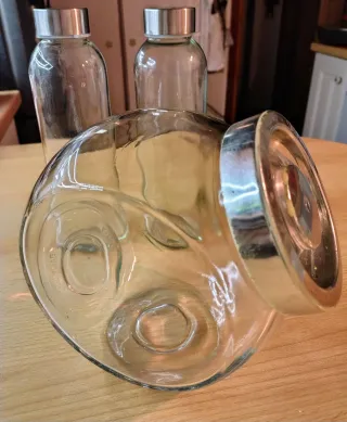 Barattolo e bottiglie in vetro e plastica