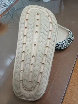 Chanclas leopardo beige y negro