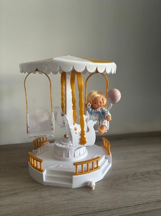 Carrusel musical con columpio y muñeca
