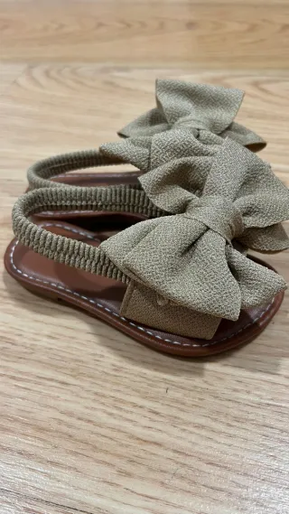 Sandália infantil Shein laço bege