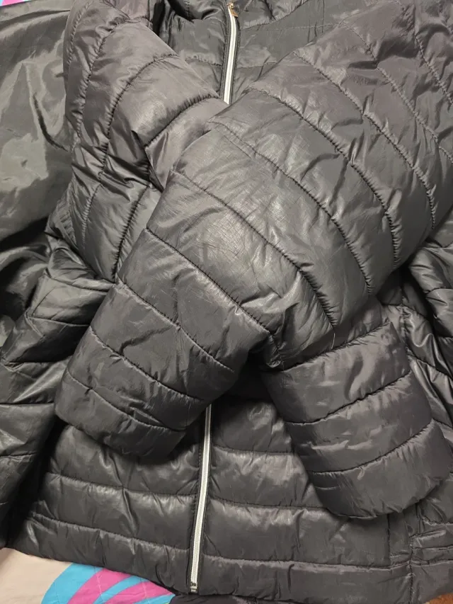 Cazadora negra con capucha