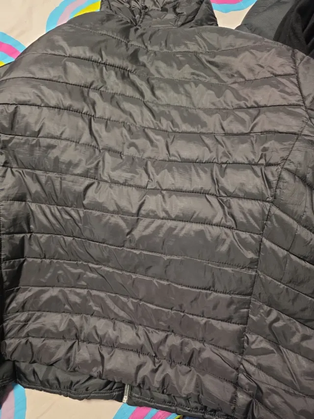 Cazadora negra con capucha