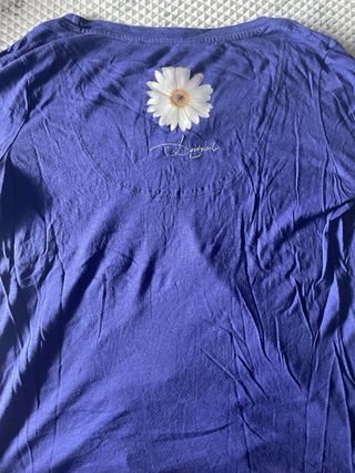Camiseta manga larga morada.