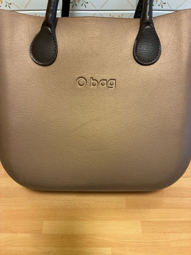 Borsa O bag marrone bronzo con manici neri