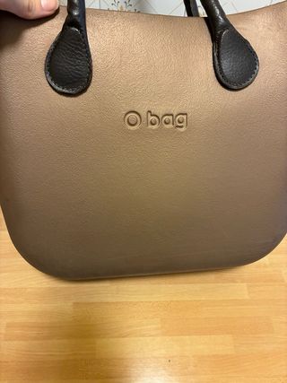 Borsa O bag marrone bronzo con manici neri