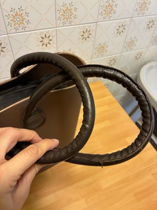 Borsa O bag marrone bronzo con manici neri