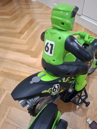 Moto teledirigida con humo