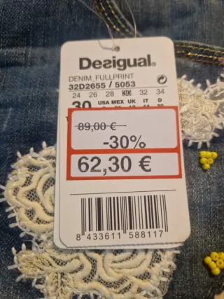 Pantalones vaqueros Desigual rotos y con parches