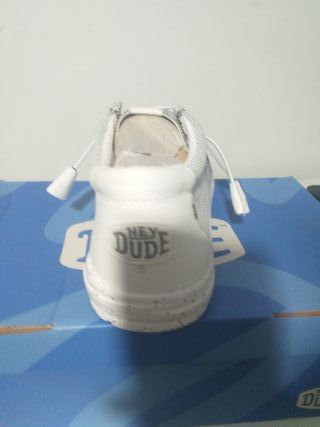 Zapatos Hey Dude gris y  suela  blanca