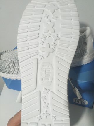 Zapatos Hey Dude gris y  suela  blanca