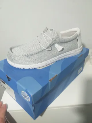 Zapatos Hey Dude gris y  suela  blanca
