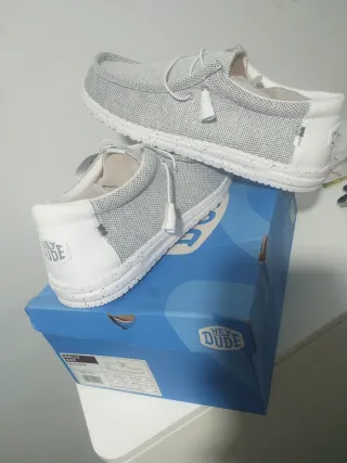 Zapatos Hey Dude gris y  suela  blanca