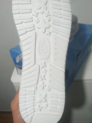 Zapatos Hey Dude gris y  suela  blanca