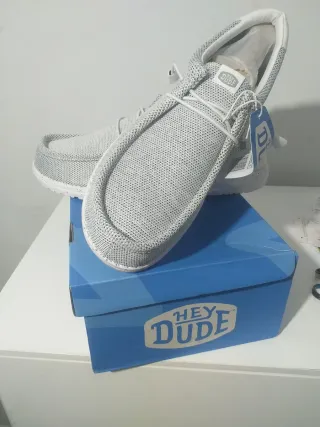 Zapatos Hey Dude gris y  suela  blanca