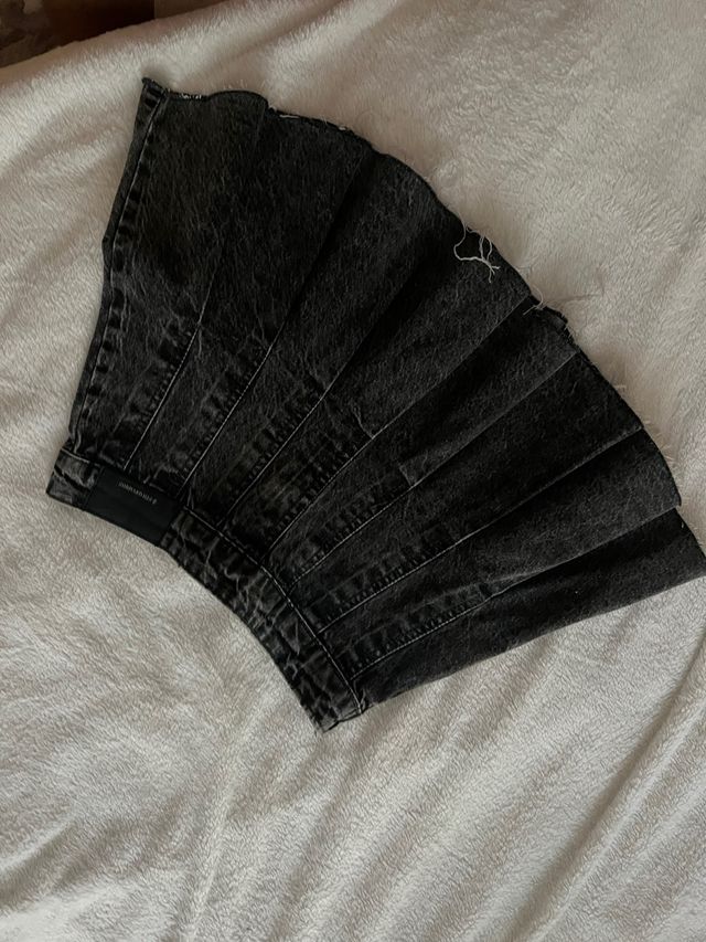 Falda vaquera gris plisada