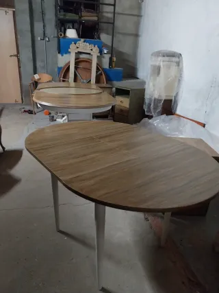 Mesa redonda extensible y 4 sillas