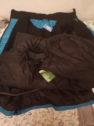 Traje de esquí negro y azul talla XL