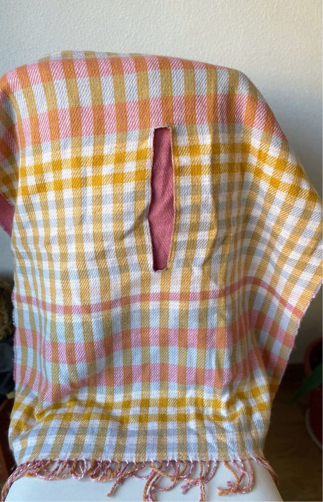 Poncho reversibleCortefiel cuadros rosa y amarillo