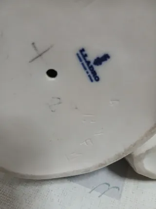 Figura  de porcelana Lladró, niño con perro.