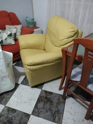 Sillón reclinable de piel amarillo