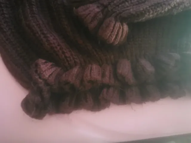 Jersey de punto marrón cuello alto