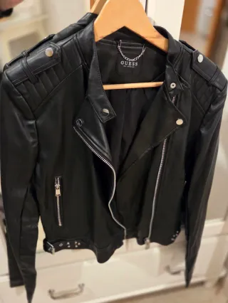 Cazadora biker Guess Negra Cuero Sintético