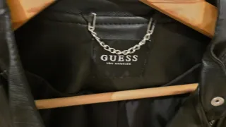 Cazadora biker Guess Negra Cuero Sintético