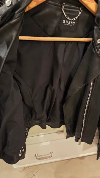 Cazadora biker Guess Negra Cuero Sintético