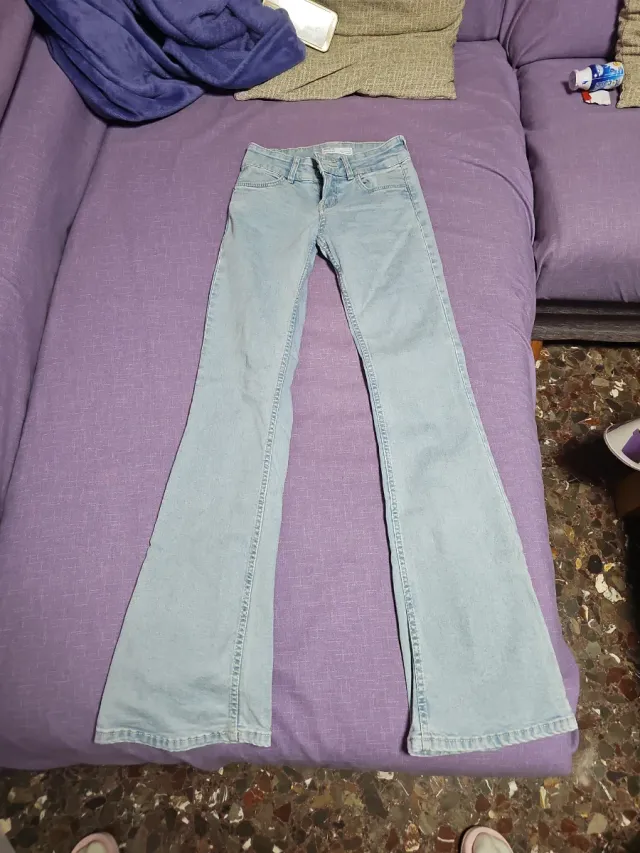 Pantalones vaqueros campana azul claro