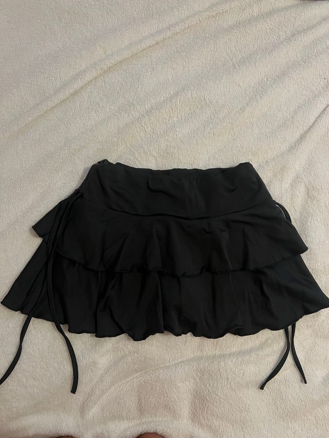 Falda negra volantes y cordones